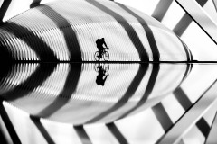 Radfahrer durchquert die Zukunft