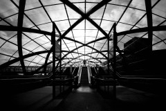 Netz aus Licht und Stahl