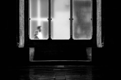 Rahmen aus Stein und Licht – Bewegung als Moment